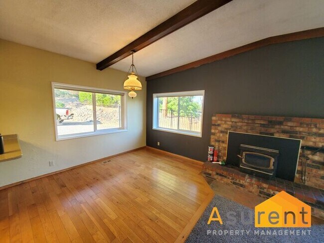 Foto del edificio - Amazing Property on 1.25 Acres Available in October! 3 Bed/2 Bath Plus Office Space and Shop