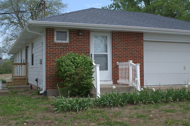 Building Photo - Nice 3 Bedroom Farm House In Fayette!