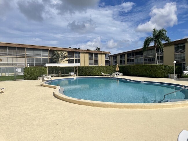 Foto del edificio - 200 Village Green Cir E