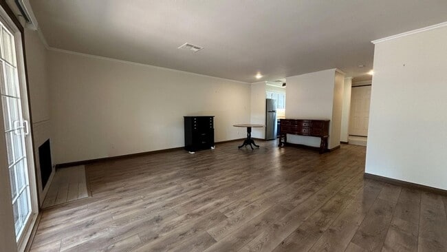 Building Photo - 2 Bedroom 1.5 Bath Townhome Available in S...