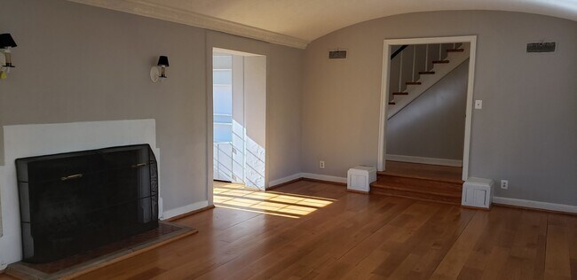 Foto del edificio - Spacious Tudor-style home in Woodridge DC convenient to Catholic U & Brookland Metro