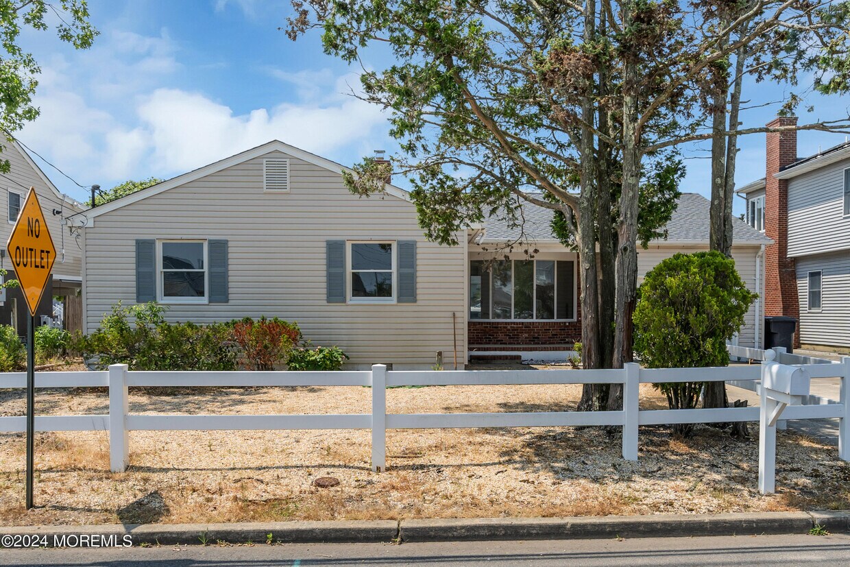 Foto principal - 205 S Shore Dr