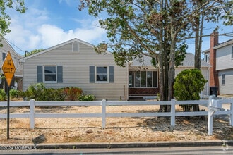 Building Photo - 205 S Shore Dr
