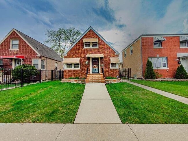 Building Photo - 7328 S Albany Ave