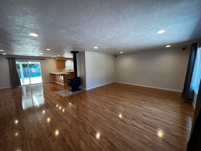 Foto del edificio - 4-Bedroom 3-Bathroom house with attached 1...