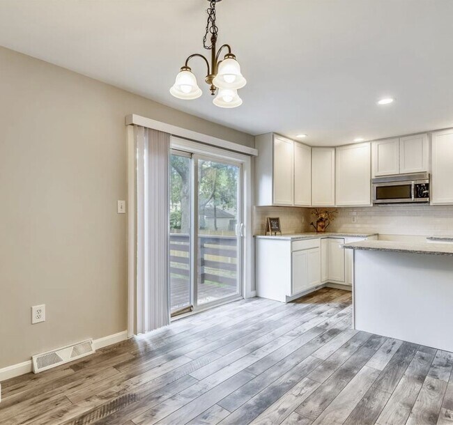 Foto del edificio - 647 Saltzman Rd