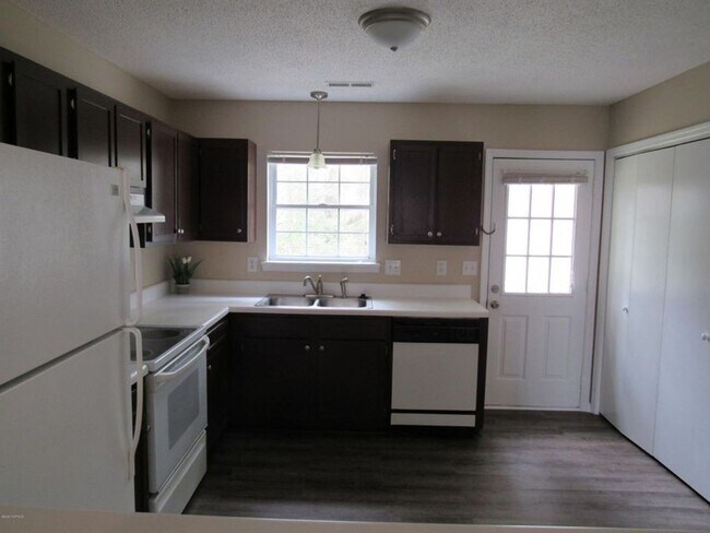 Foto del edificio - 2 BR 2 BA Duplex