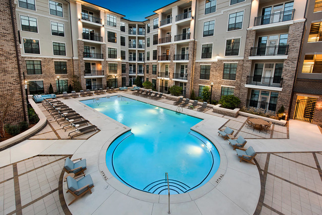 Explore our community's expansive indoor and outdoor amenity spaces - Windsor Chastain