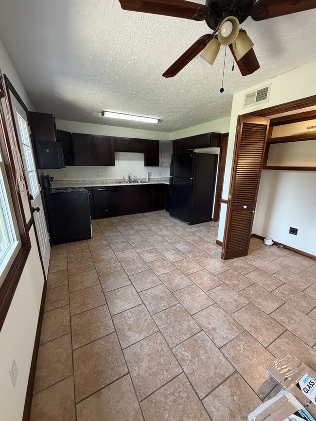 Foto del edificio - 2720 Debbie Dr