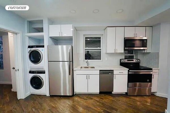 Building Photo - 207 E 205th St