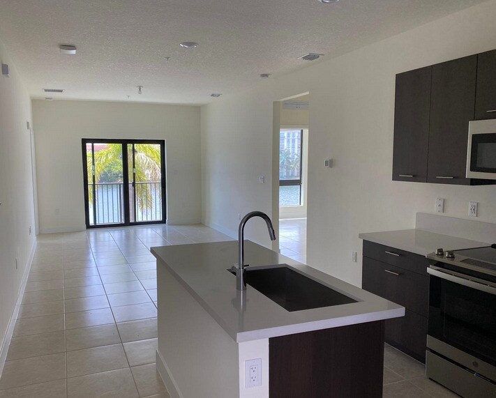 Foto principal - 4640 NW 84th Ave