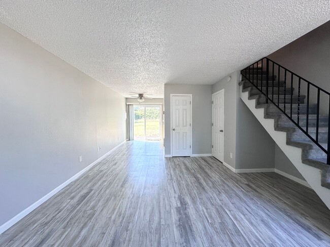 Building Photo - Quiet and Spacious 2 Bedroom, 1 Bath, Town...