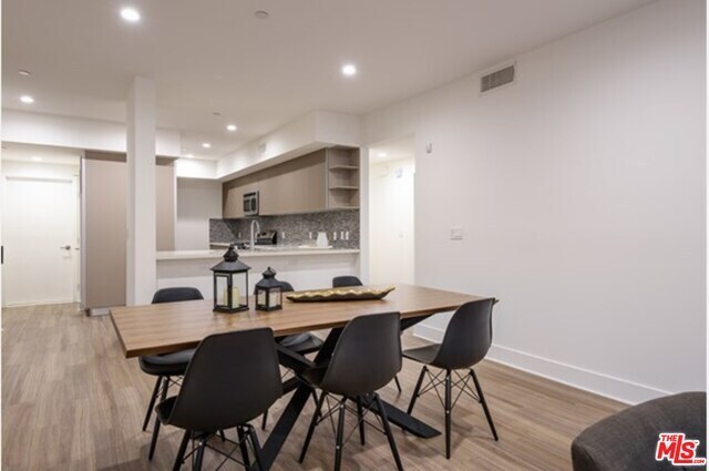 Foto del edificio - 2250 Fox Hills Dr