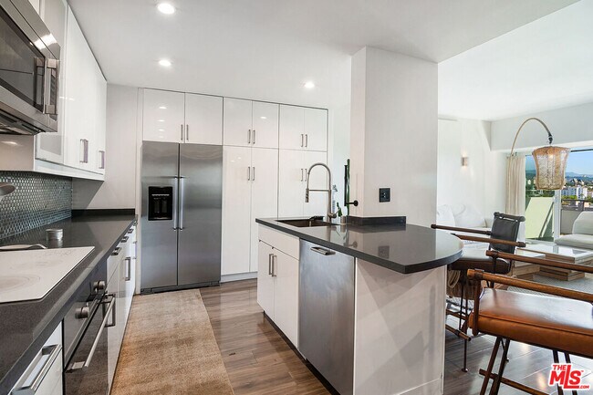 Building Photo - 1155 N La Cienega Blvd