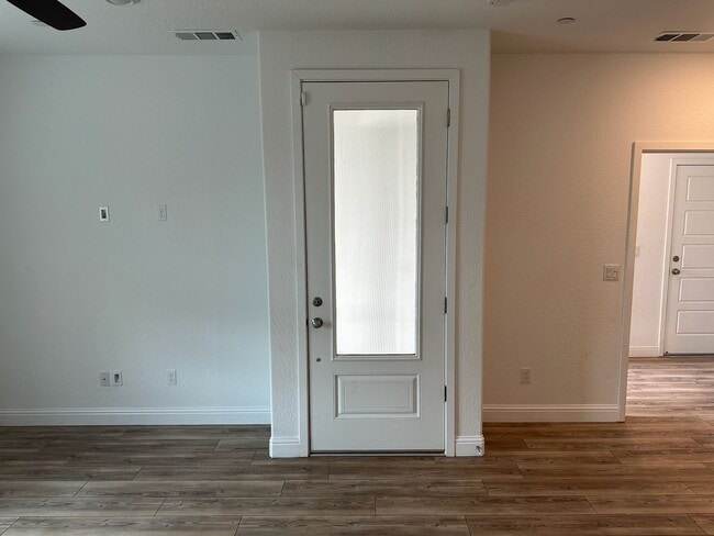 Building Photo - 112 E Tyler Ave