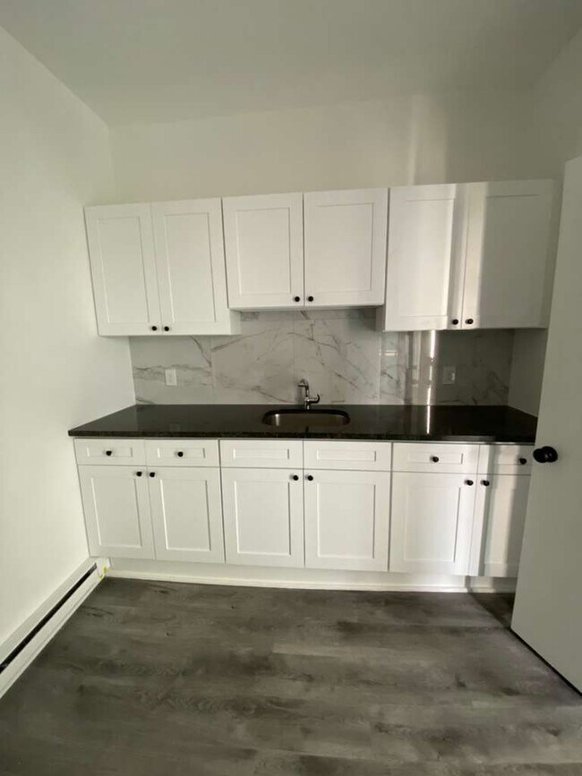 Building Photo - 25 Riverview Pl