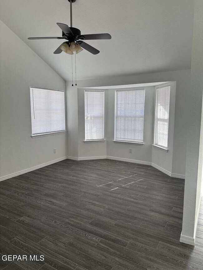 Foto del edificio - 5884 Doniphan Dr