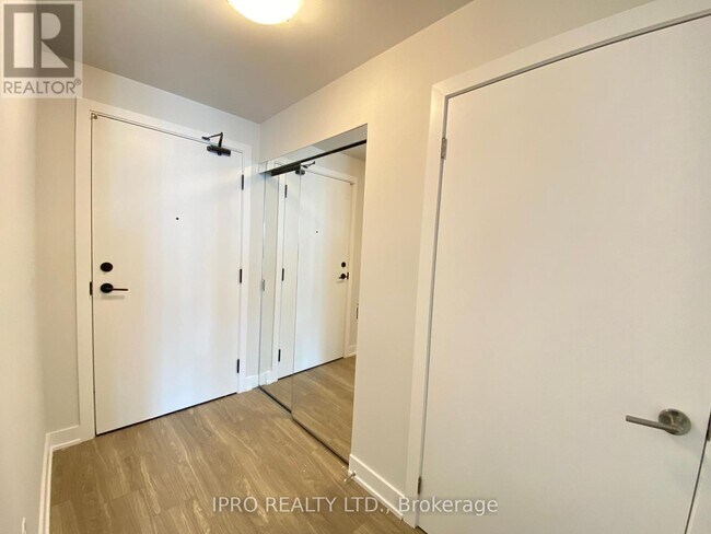 Photo du bâtiment - 430-4430 Square One Dr
