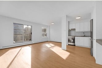 Building Photo - 145 York St