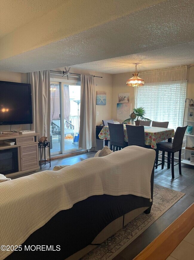 Foto del edificio - 202-06 Carteret Ave