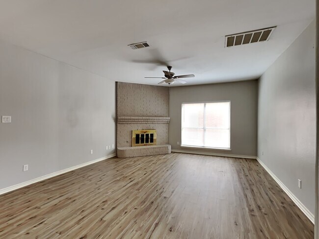 Building Photo - 1634 High Pointe