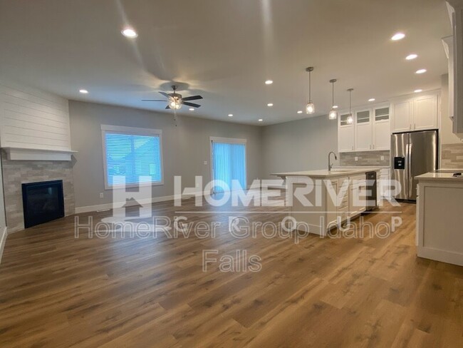 Building Photo - 690 Silvermaple Dr