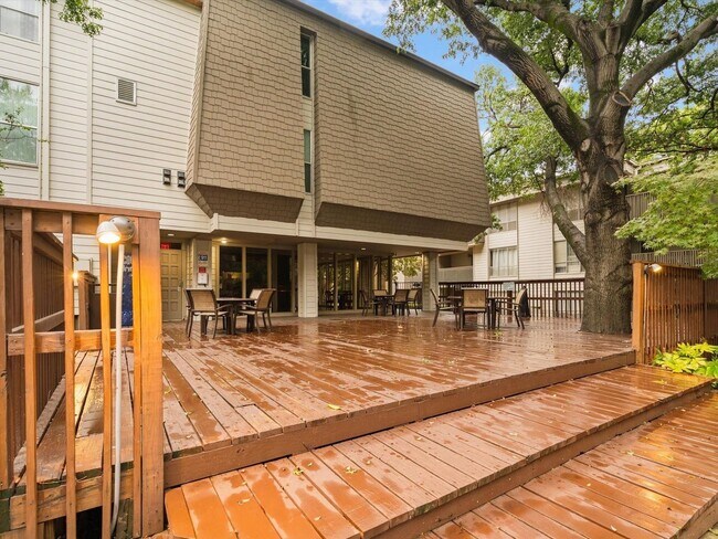 Foto del edificio - Great Oak Lawn Location!