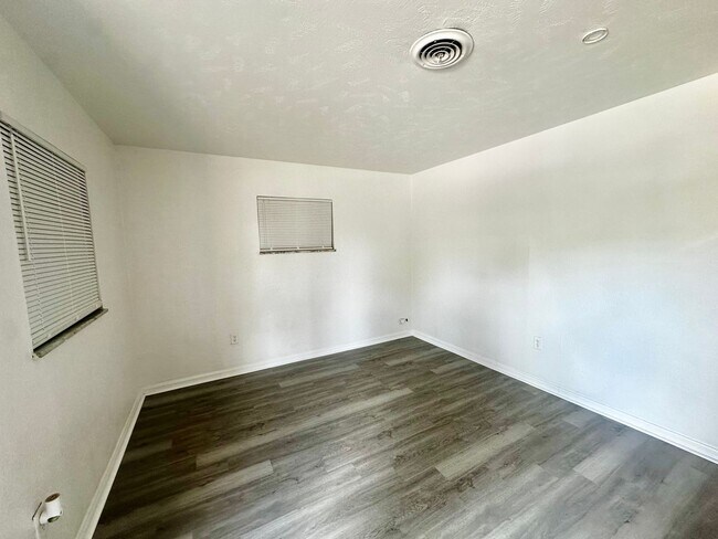 Foto del edificio - 5527 Bryson Dr