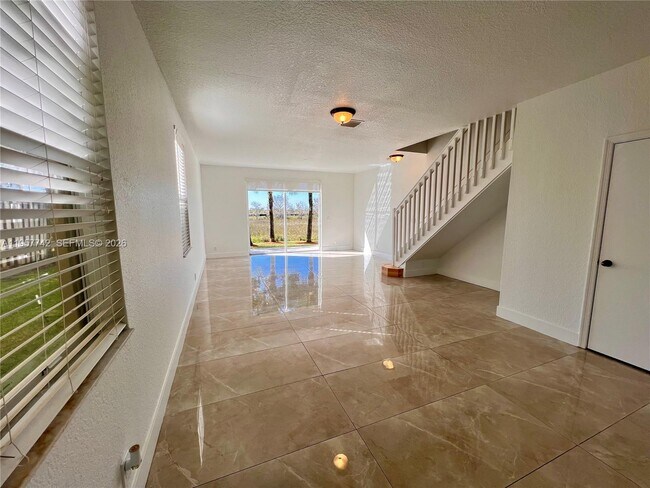 Foto del edificio - 2433 Pasadena Way