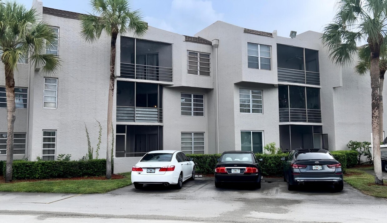Building Photo - 3100 Riverside Dr