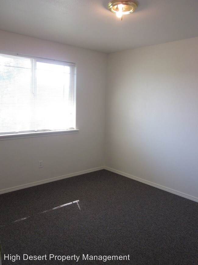 Building Photo - 1730 SW Juniper Ave