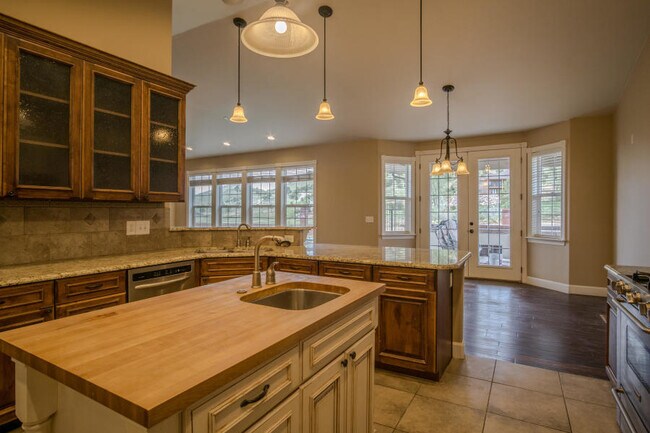 Building Photo - 455 E Hillview Dr