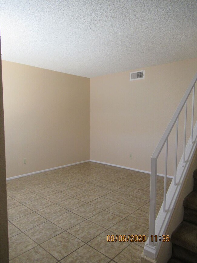 Foto del edificio - MOVE IN SPEACILAS!! 15 DAYS RENT FREE !! 2 bedroom, 1.5 bath condo home in Shadow Mountain Villas!