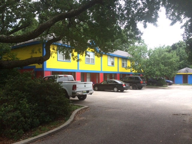 Building Photo - Highland Oaks