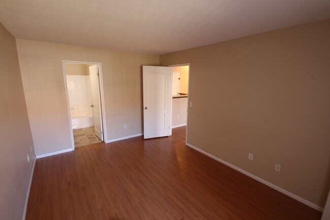 Building Photo - Delightful 2 Bedroom 2 Bath Condo in UTC