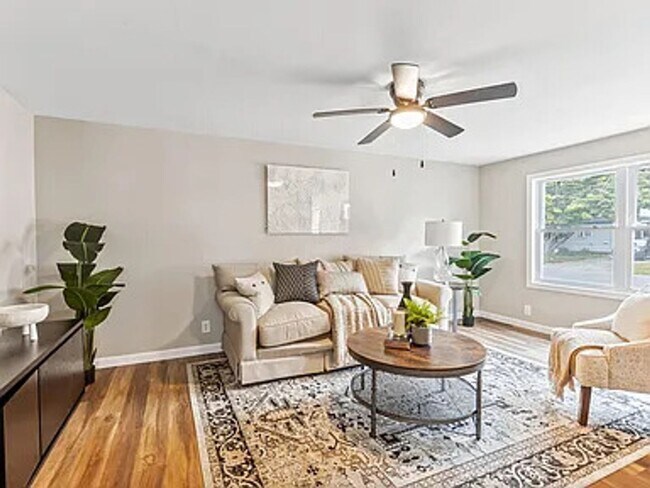 Building Photo - Spacious 3-Bedroom, 2-Bathroom Home in Fai...