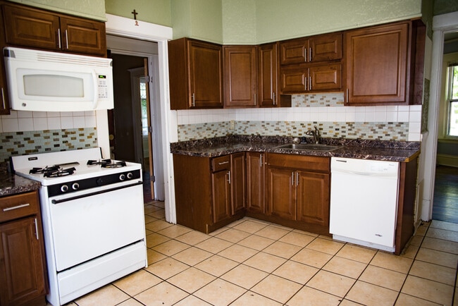 Building Photo - 958 15th Ave SE