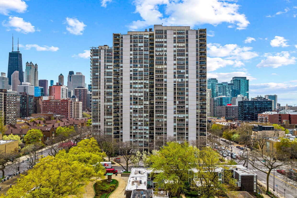 Foto principal - 1360 N Sandburg Terrace