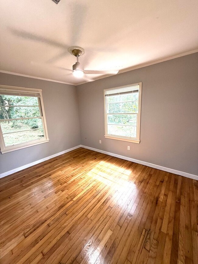 Building Photo - ** 3 bedroom 1 bath located in Forest Hill...
