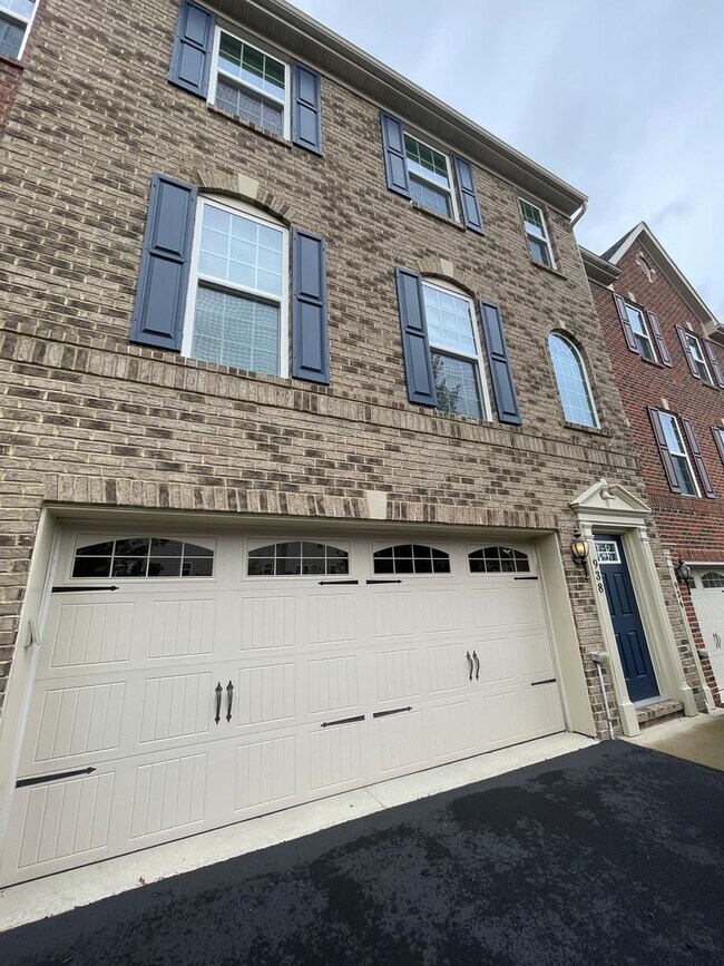 Foto del edificio - Gorgeous 3 BD/ 2.5 BA Townhouse Available ...