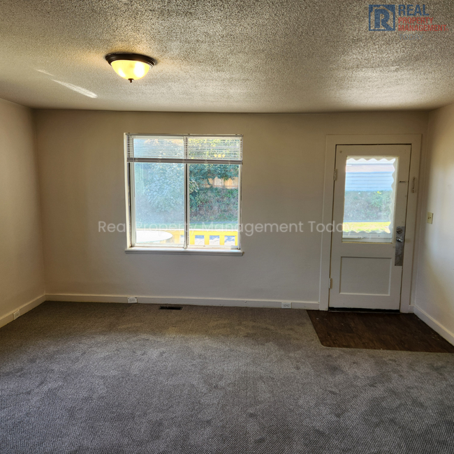 Building Photo - Large 2 bed and 1 bath unit!