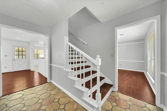 Great natural and recessed lighting - 5703 Green Timbers Dr