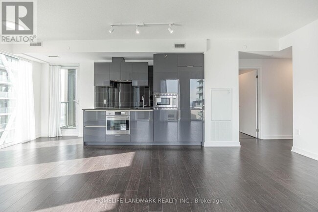 Building Photo - 238 Simcoe St