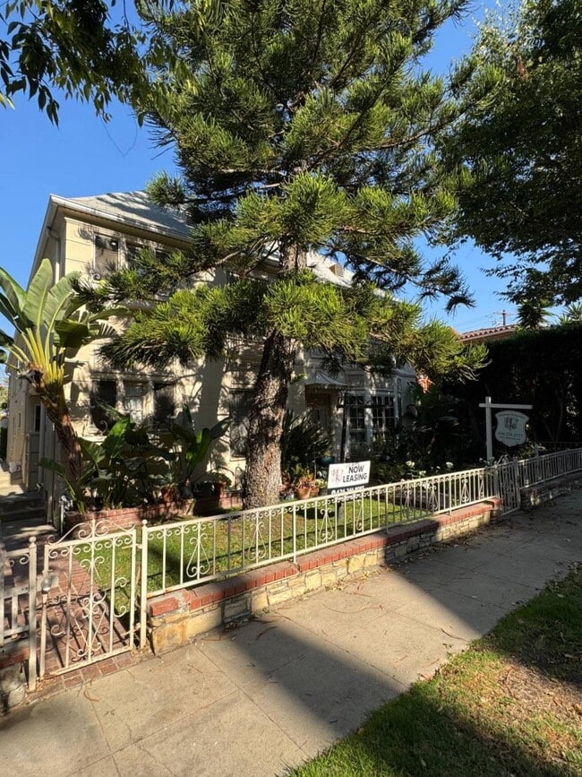Building Photo - 2.0 bedroom in Beverly Hills California 90212