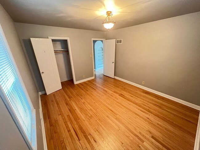 Building Photo - Absolutely Charming 3B 1B Bungalow