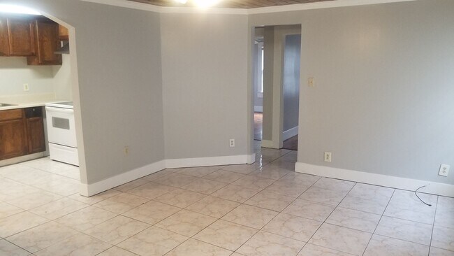 Building Photo - 1005 Langdale Dr