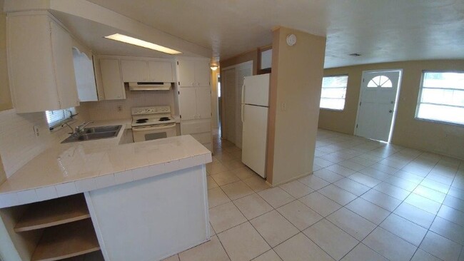 Foto del edificio - JUST REDUCED!!!  Comfortable 2/1.5/1 900 S...