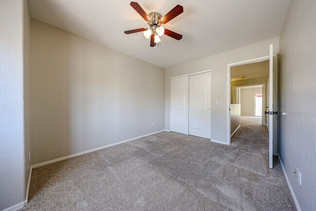 Foto del edificio - Stunning 3 bedroom, 2.5 bathroom Gold Cour...