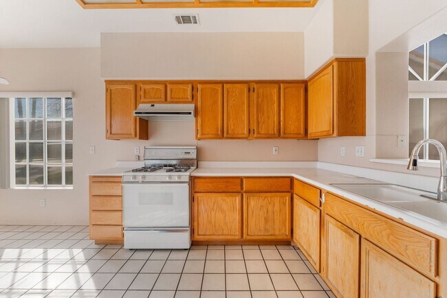 Foto del edificio - Southwest Las Vegas Living with Vaulted Ceilings Located In A 55+ Community!