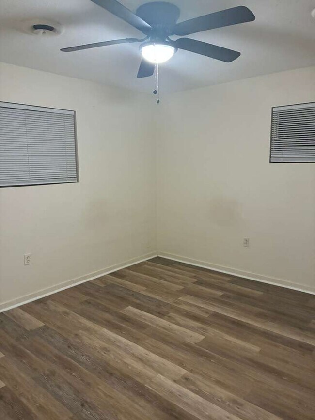 Foto del edificio - 228 Melrose Dr